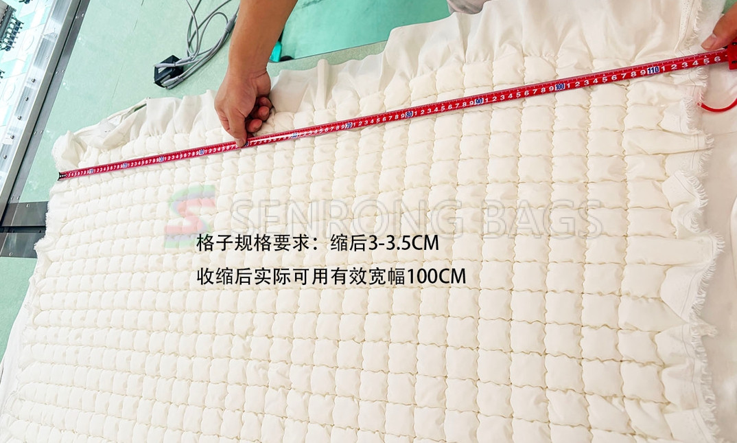 Factory measuring quilted cloud cosmetic bag material after shrinkage and relaxation