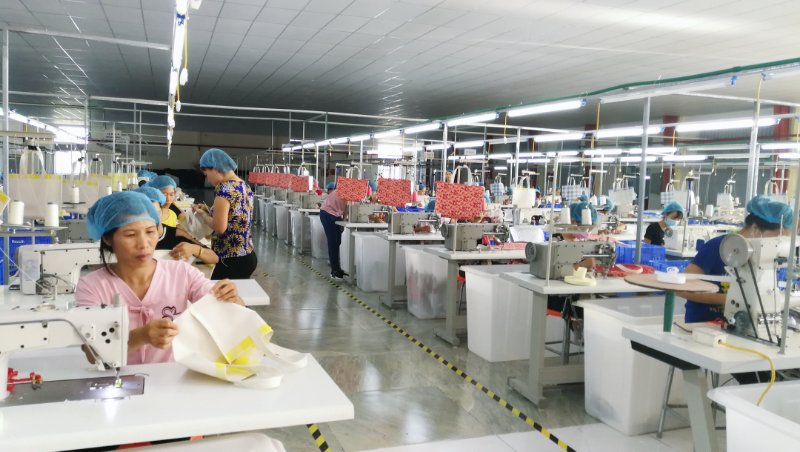 Vietnam cosmetic bag sewing and inspection